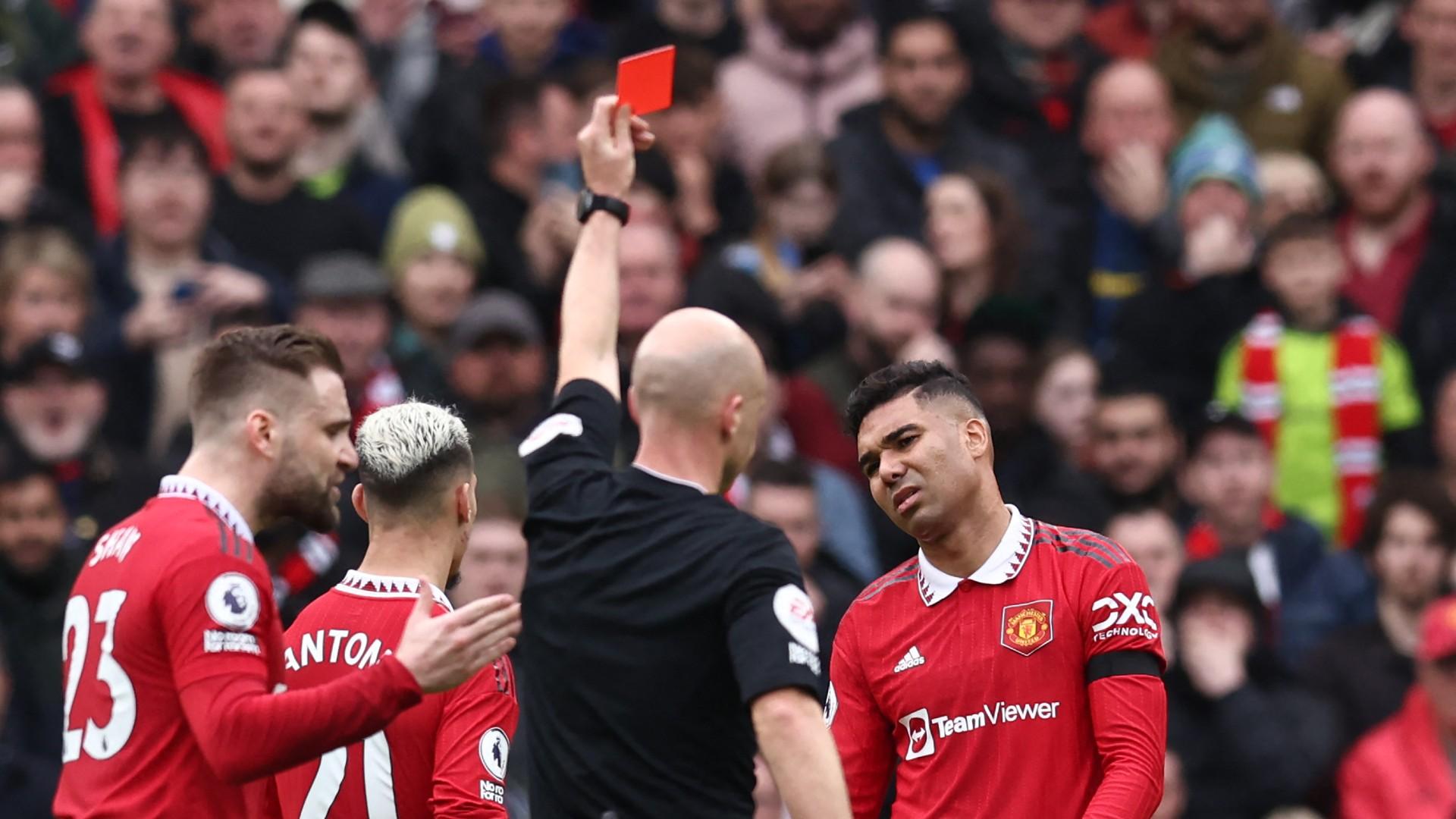 Những pha xử lý khó hiểu của trọng tài trong trận hòa của Quỷ đỏ trước Southampton khiến các cầu thủ và CĐV phải nóng mắt